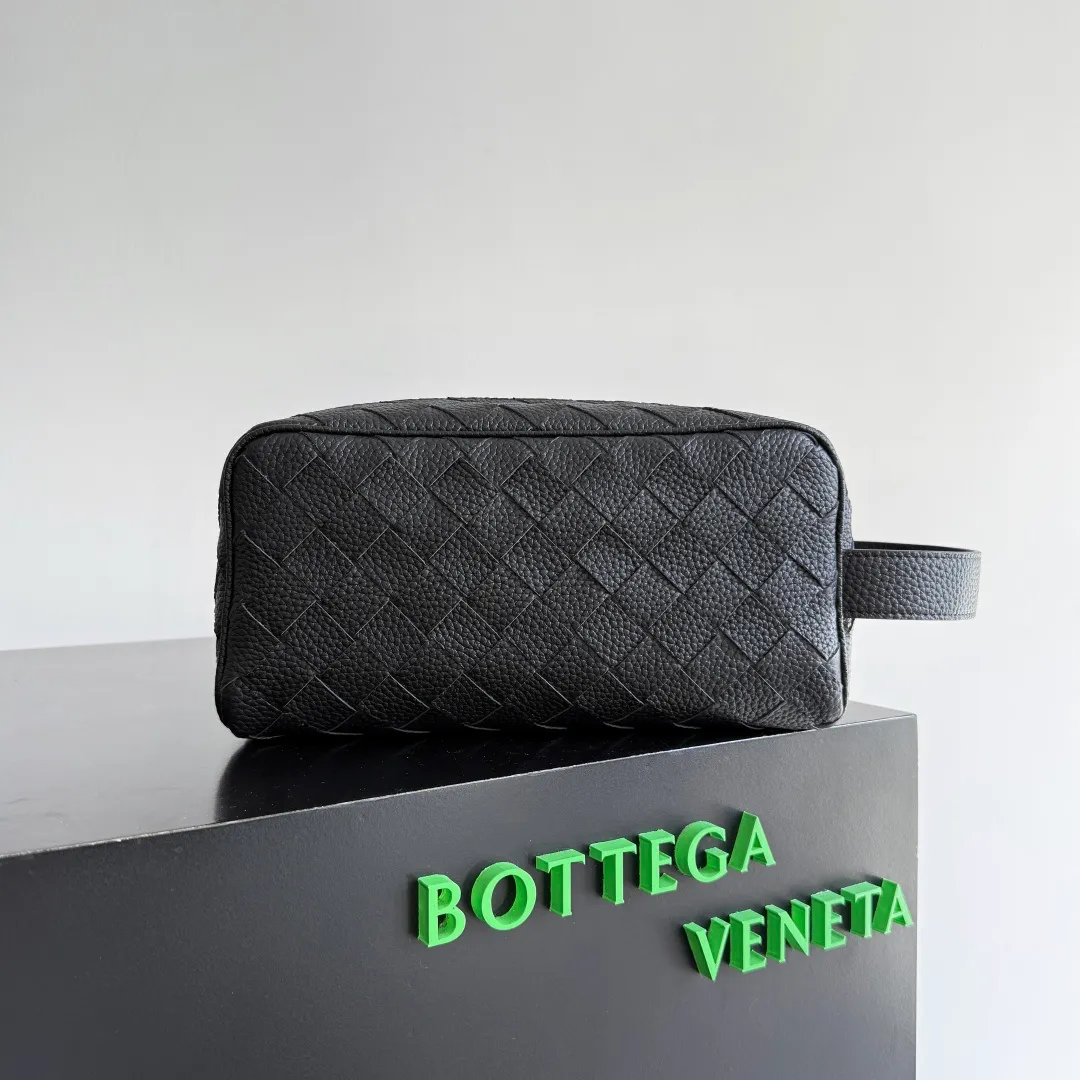 Batch 1260 BOTTEGA VENETA 2024 new INTRECCIATO classic toiletry bag, the choice of discerning people. The low-key luxury quality is the interpretation of its brand. If you like low-key BV, it is the first choice~~ Style number: 729295 Size: 26*13*10cm
